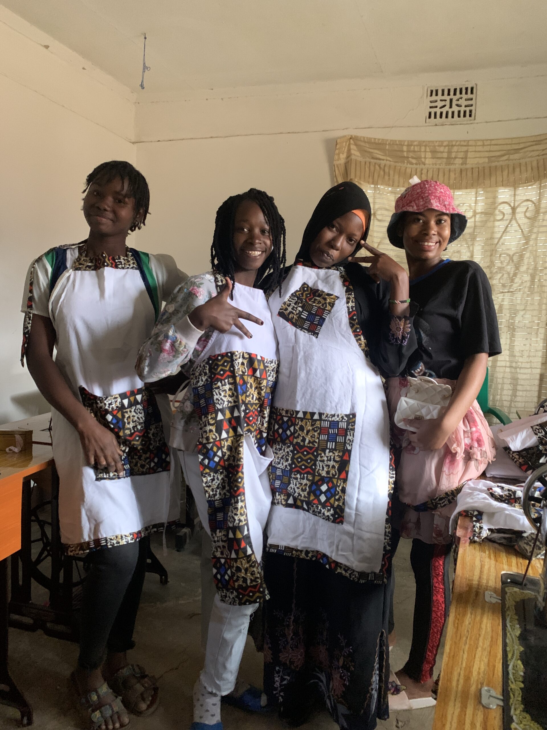 Näschülerinnen Angel, Caroline, Zulfa, Twaiba Kochschürzen